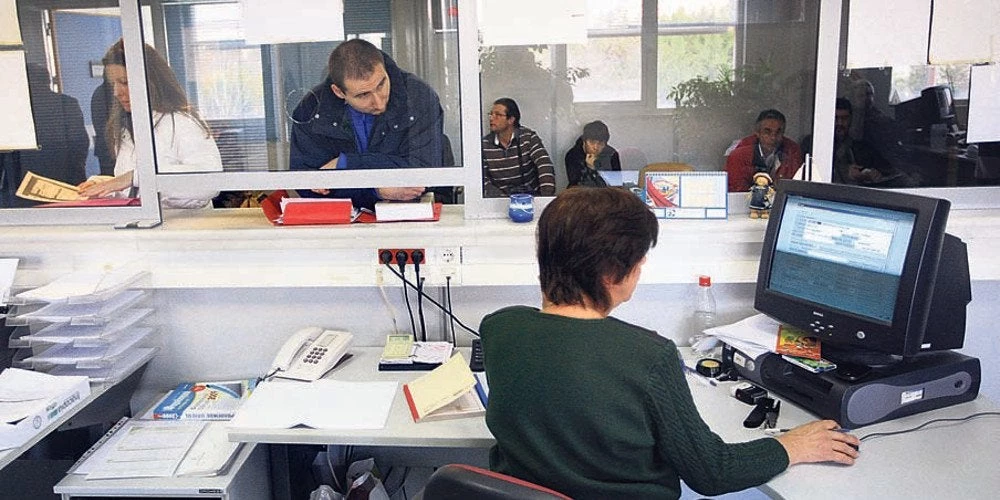 Απίστευτο τρικ της εφορίας: Διατάξεις-κόφτες για επιδόματα και φοροαπαλλαγές